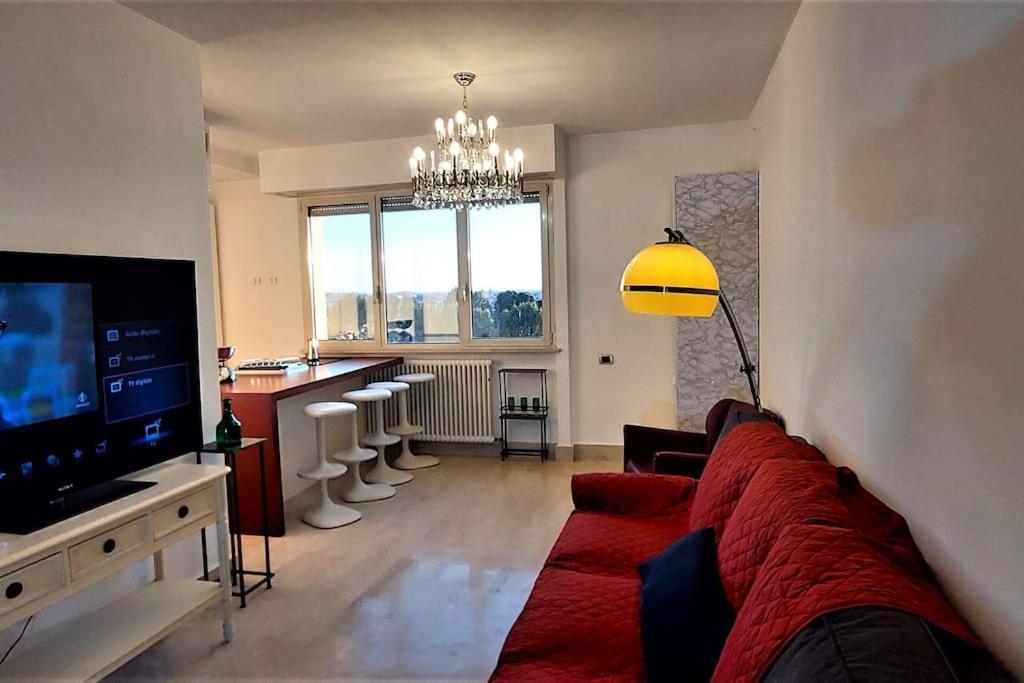 Penthouse Near Rome, Free Parking. Apartment Rom